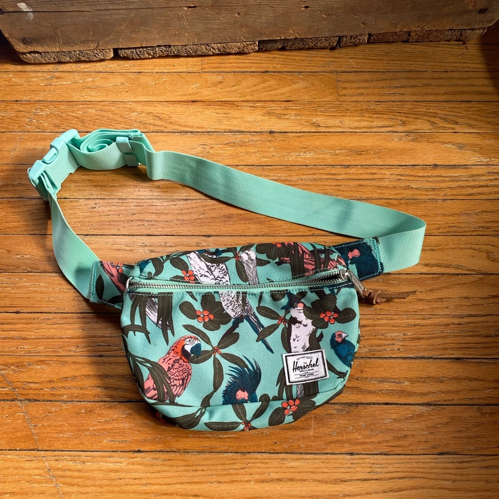 Herschel cross body bag / pouch in like new shape